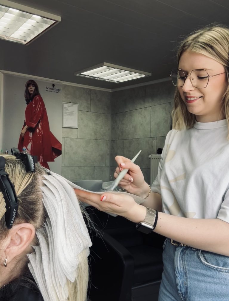 kapsalon Laakdal - Jana Verboven, zaakvoerster van Hair Boutique, die het haar van een klant kleurt.