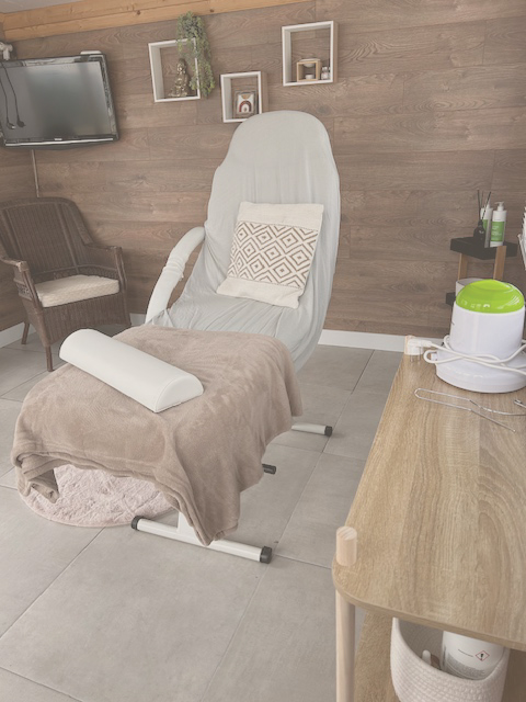 Schoonheidssalon met een comfortabele stoel en houten accenten.
