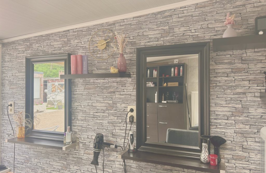 Binnenkant van kapsalon Hair Boutique met spiegels en haardroger.