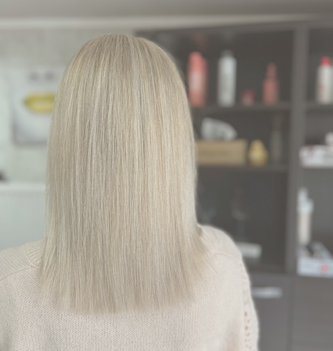 Achteraanzicht van een vrouw met steil, blond haar bij Hair Boutique